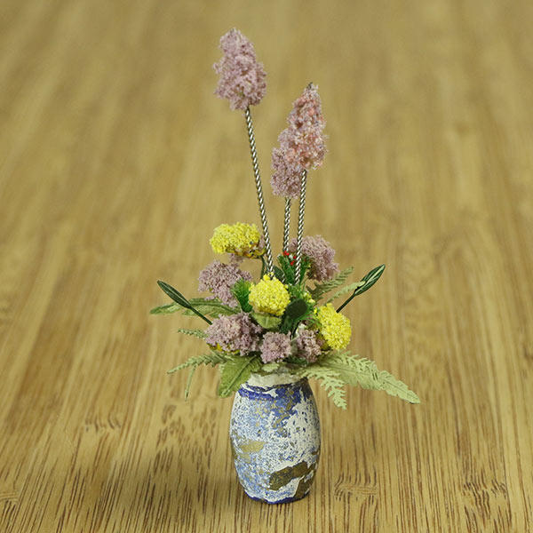 Model flower vase arrangement