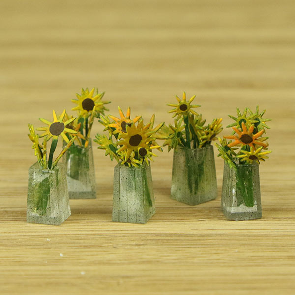 Model flower vase arrangement