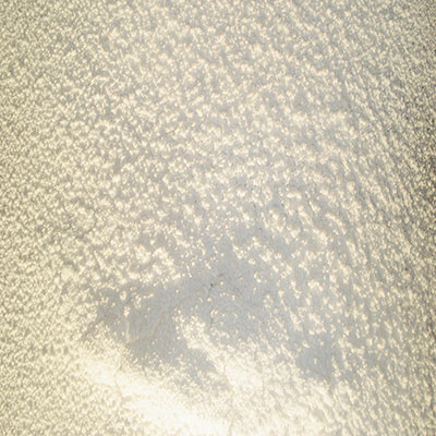 Denser application of snow spray on a solid surface
