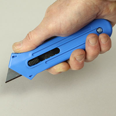 Utility craft knife with retractable blade